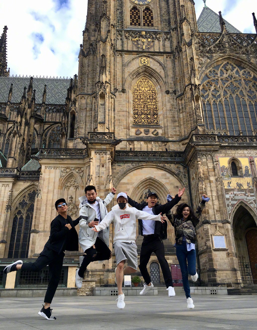 鹿晗穿黑色衣服跳舞的视频,鹿晗穿黑色短袖