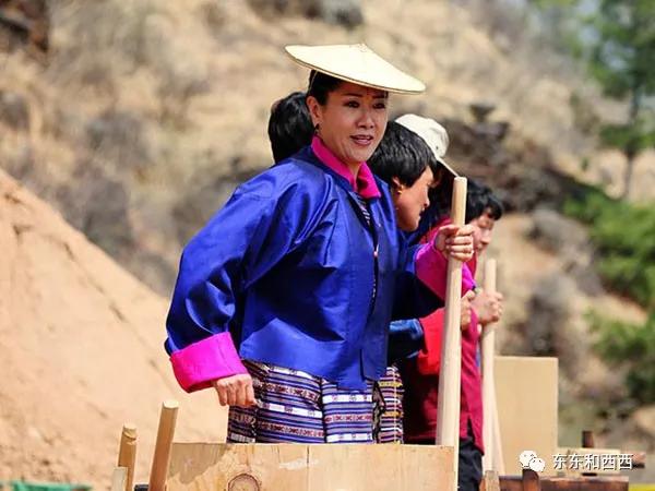 上头有四个婆婆，养娃朴实无华，这位世界最年轻王后是怎么过的？