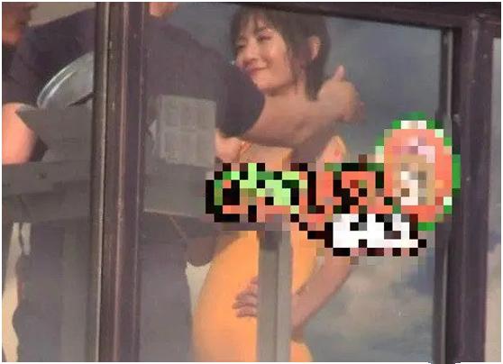 谢娜露脐装露肚子,谢娜挺孕肚现身