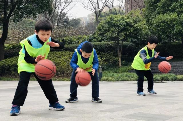 带孩子去报名兴趣班,陪娃去上舞蹈课