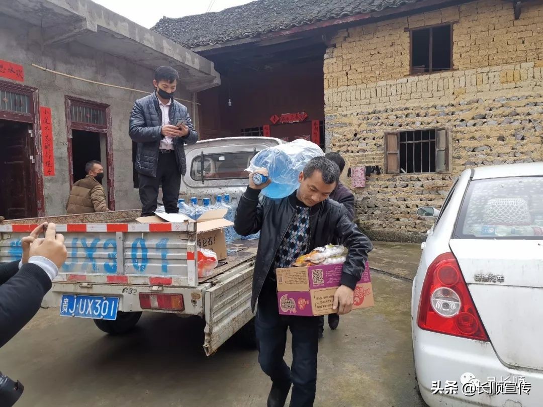 众志成城抗疫情迎难而上抓发展,众志成城抗疫情政府上门送政策