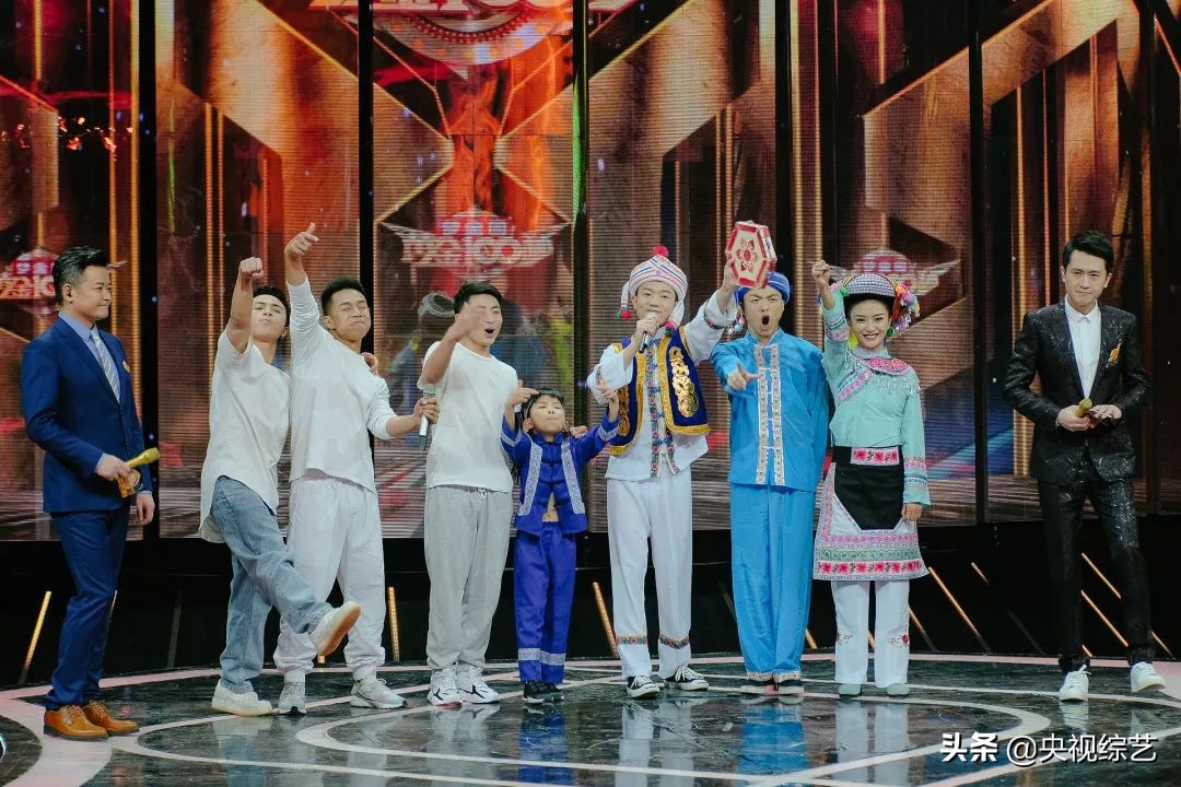 老爷爷篮球表演震撼全场,75岁大爷炫酷球技秀