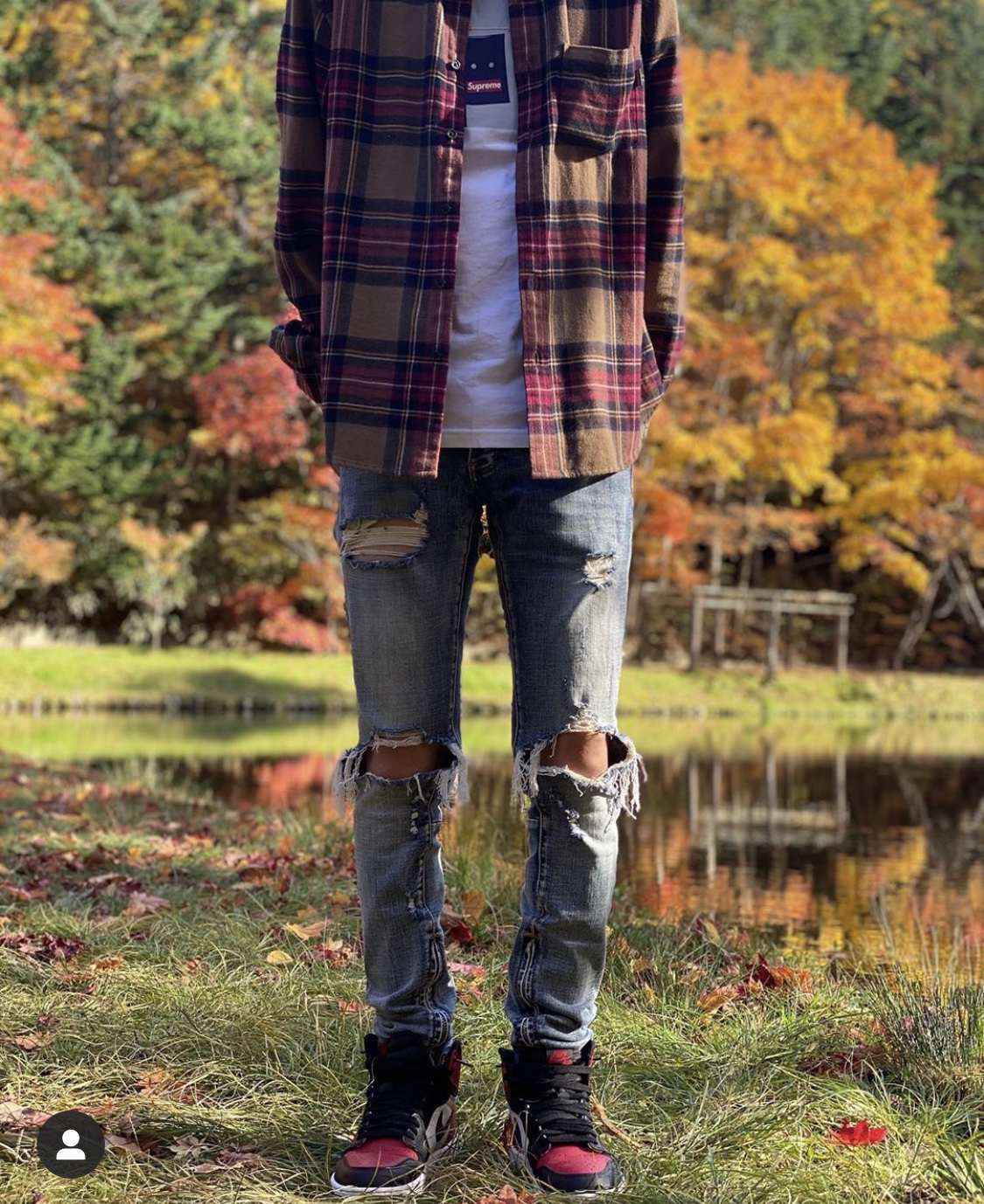 为什么aj1黑紫色是皮革的,为什么aj1有些鞋的底色是黄的