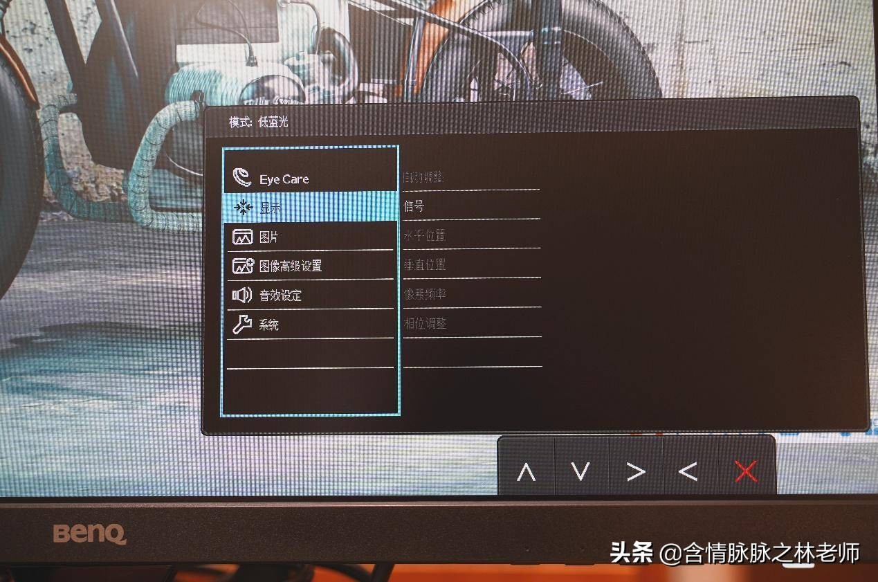 办公桌面打造,笔记本桌搭外接显示器精致布局