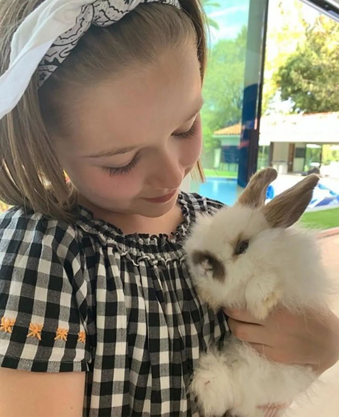 维多利亚贝嫂抱娃走秀,贝嫂维多利亚50岁