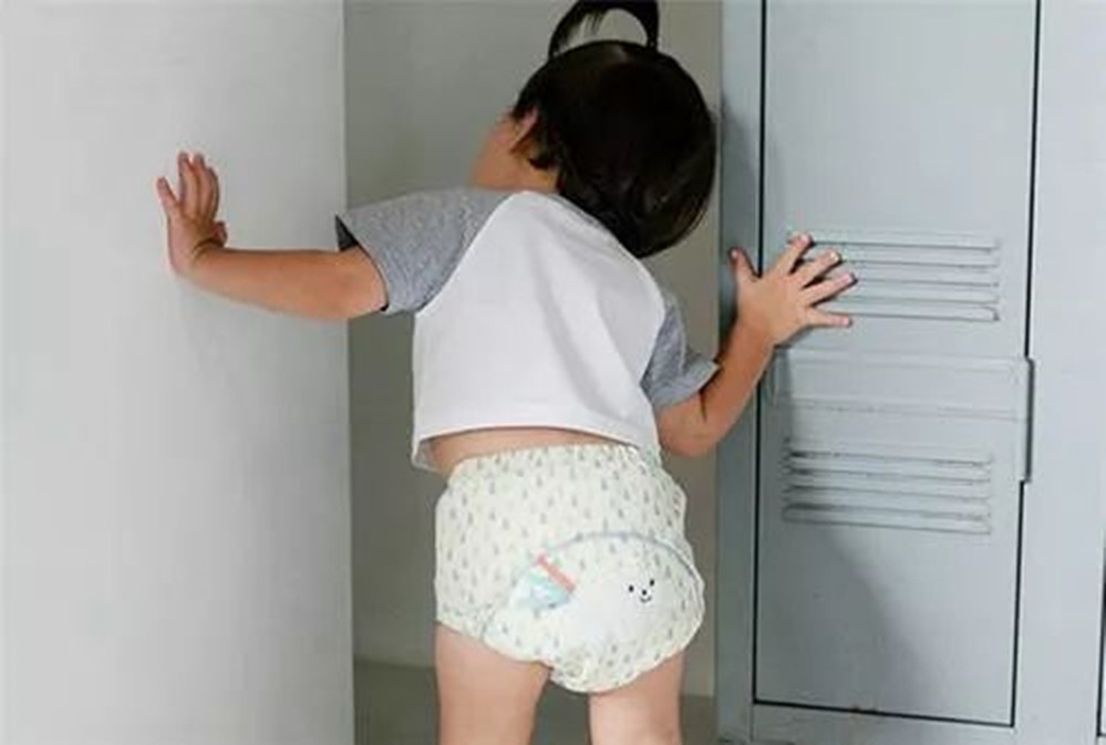 还在起夜给宝宝把尿？宝妈不仅无法一夜好眠，对宝宝的危害也很多