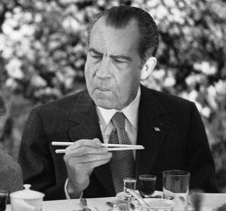 尼克松访华时，跟周总理学了一个戏法，回去后差点把白宫烧了