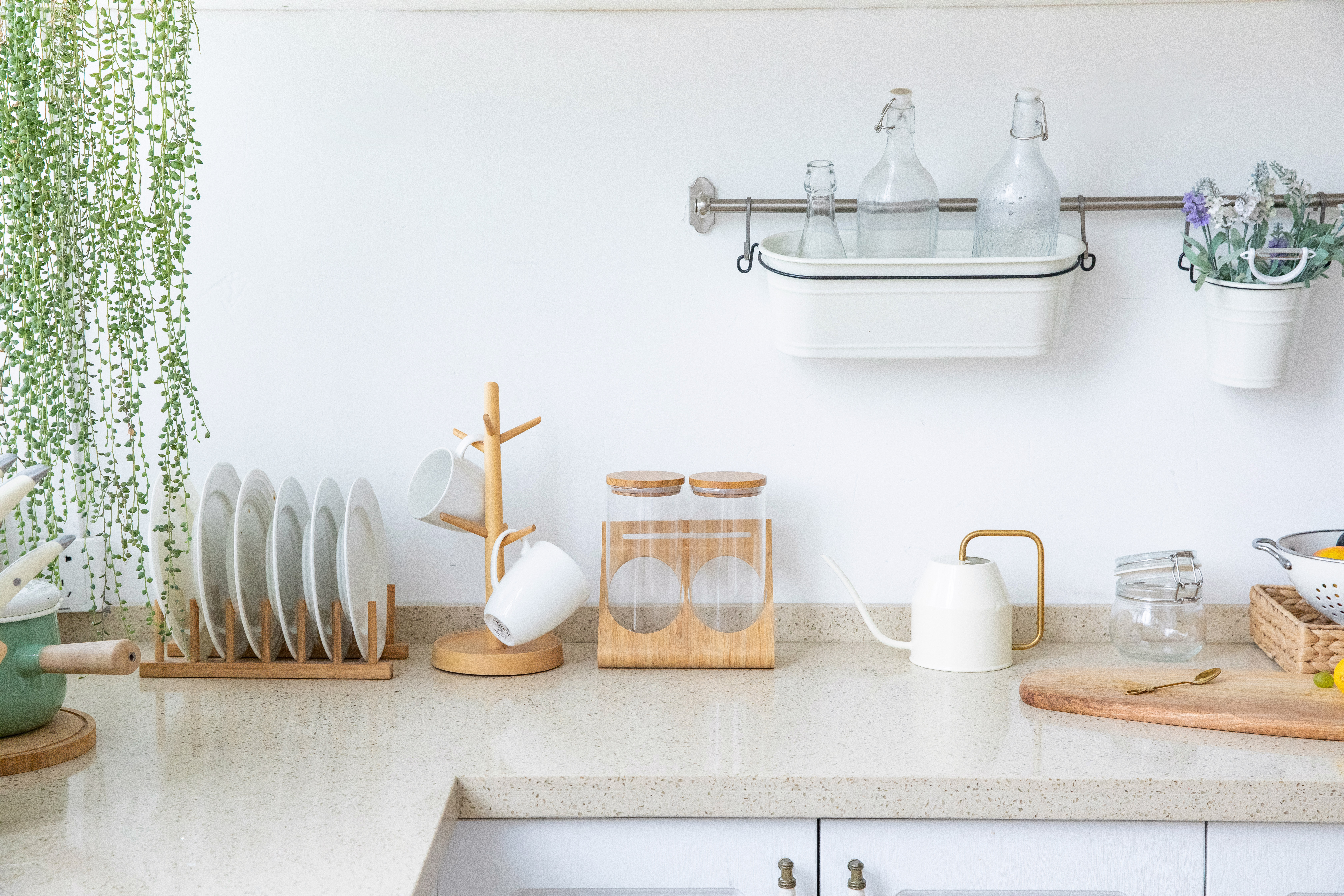 厨房置物架是打孔的好还是粘的好,厨房壁挂式免打孔置物架靠谱吗