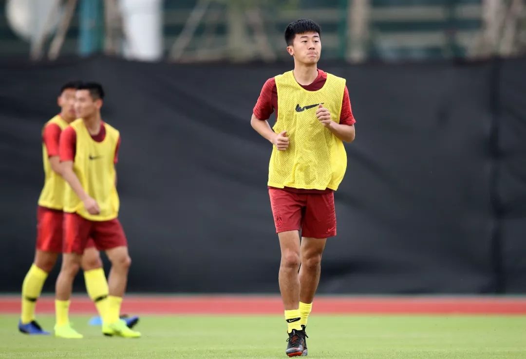 国足海口集结备战12强赛,国足海口比赛首发