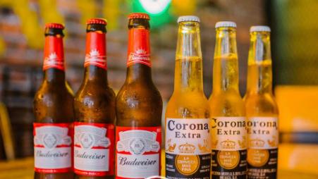 冠状病毒股票大跌,科罗娜啤酒与冠状病毒