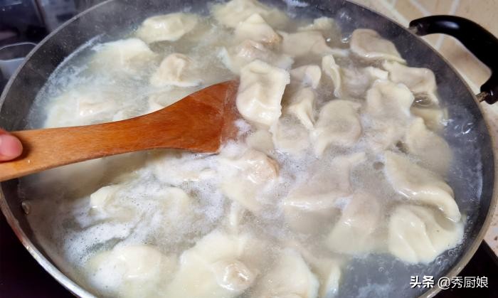牛肉饺子馅怎么调容易软烂,调牛肉饺子馅做法