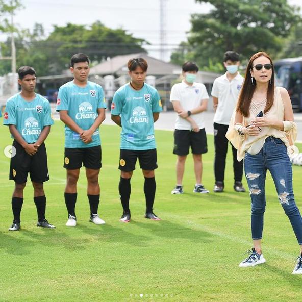 泰国华裔富婆惊艳亮相足球场！无袖衬衫秀性感，运动员害羞地低头