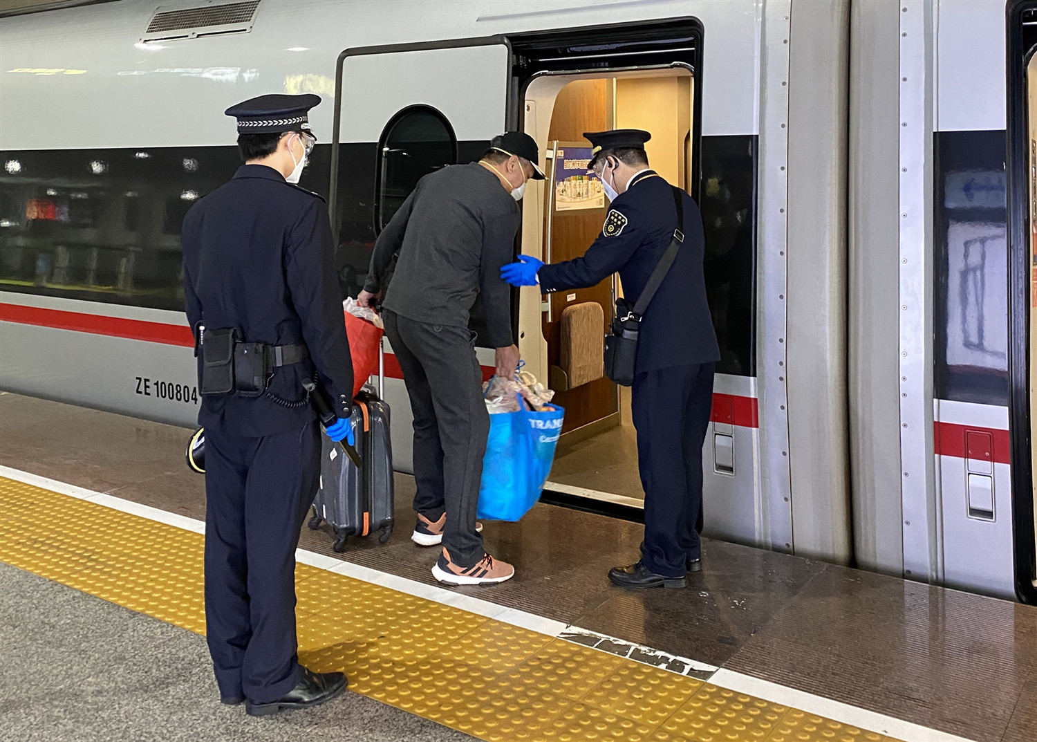 疫情期间高铁跨越武汉站,武汉我们来了