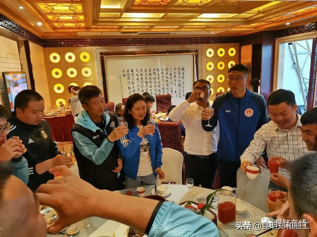 足球队砥砺前行奋进拼搏,凝心聚力团结奋进运动会