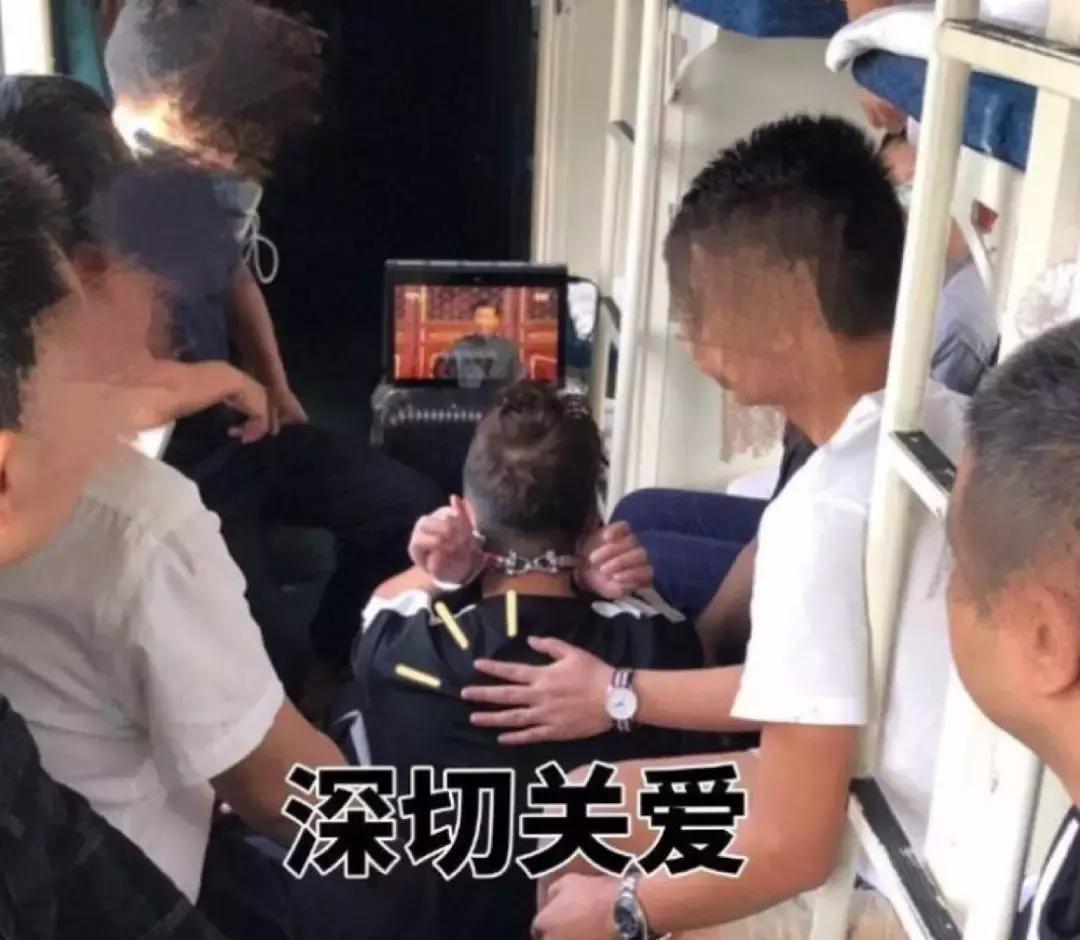 【三分钟法治新闻全知道】刑警押送嫌疑人“回家”，路上一起看大阅兵