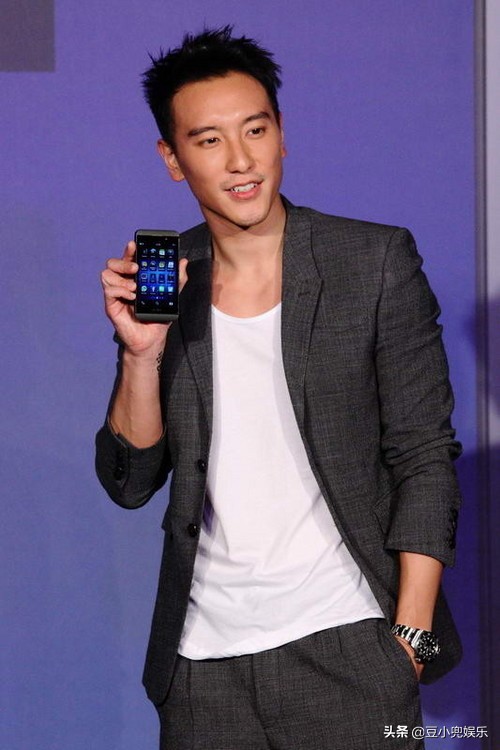 被誉为“台湾第一帅”，出道8年形象百变多姿，今新剧给金瀚作配