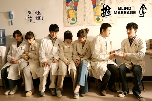 那么多谨慎试探的线索，那么多静水流深的情绪，原来我们都错过