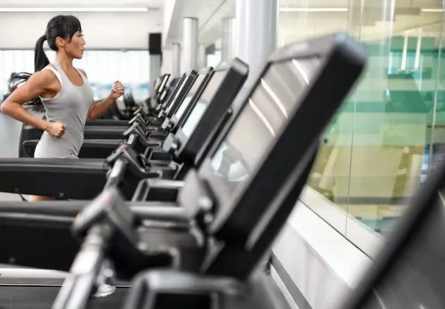 跑步机和户外跑步哪个更轻松,跑步机和户外跑步的区别有多大