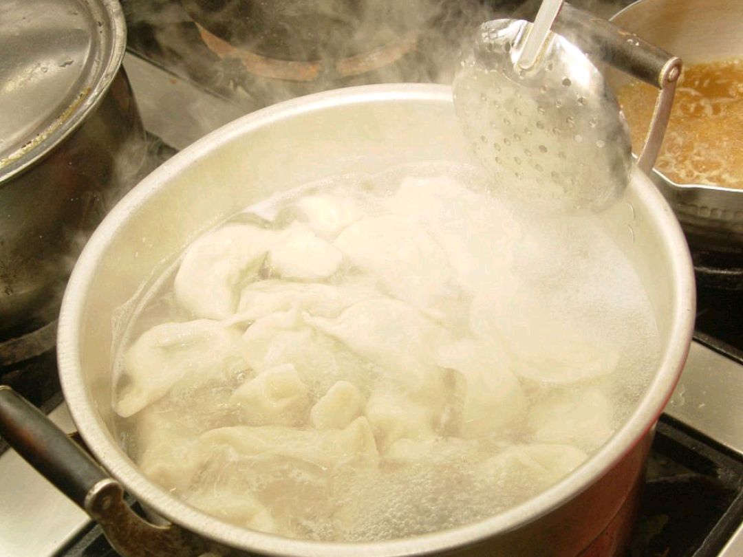 冰箱里粘连到一起的饺子怎么煮,饺子起锅后怎么防止饺子互相粘连