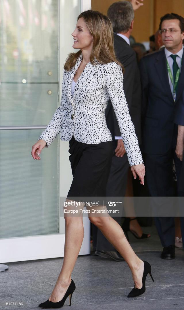 蕾蒂齐亚王后最新穿搭,45岁莱蒂齐亚王后穿衣搭配