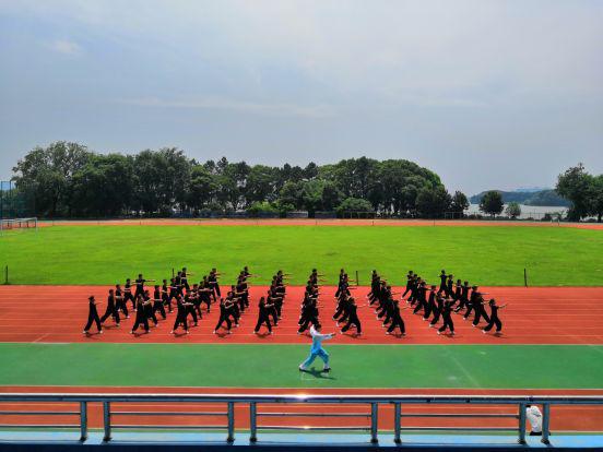 体育学院展飒爽英姿扬青春风采,体育学院朝气蓬勃
