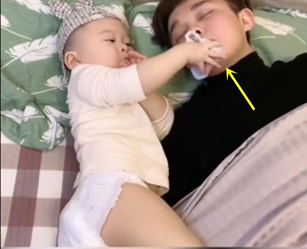 被呼噜声吓醒的小孩脱袜子,宝宝被爸爸的呼噜声吓哭后