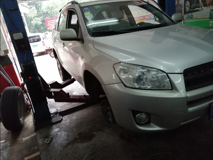 老款rav4原地打方向有异响,老款rav4方向盘很重跑偏