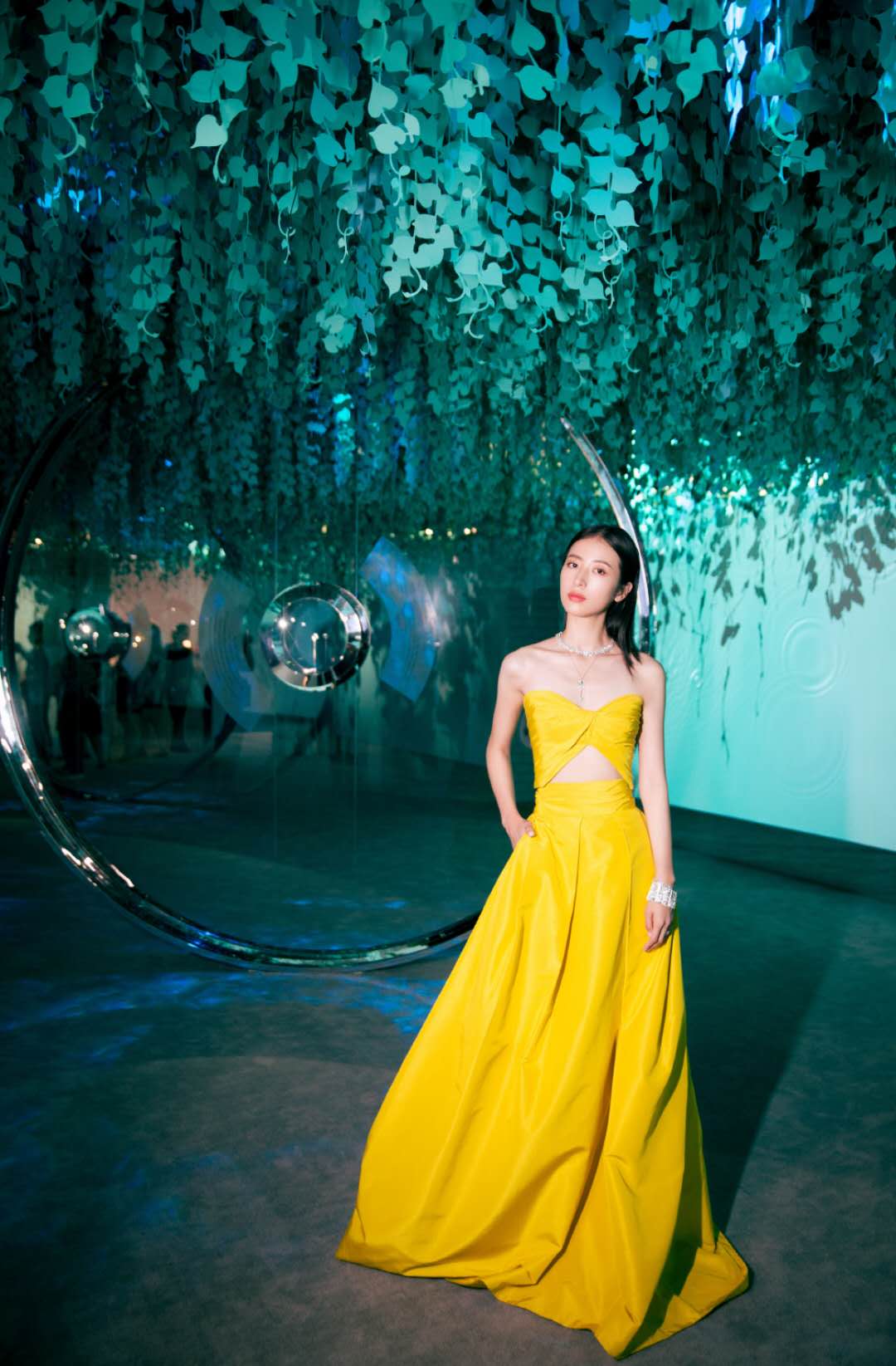 周雨彤身穿白色露脐装大秀小蛮腰,周雨彤短发礼服