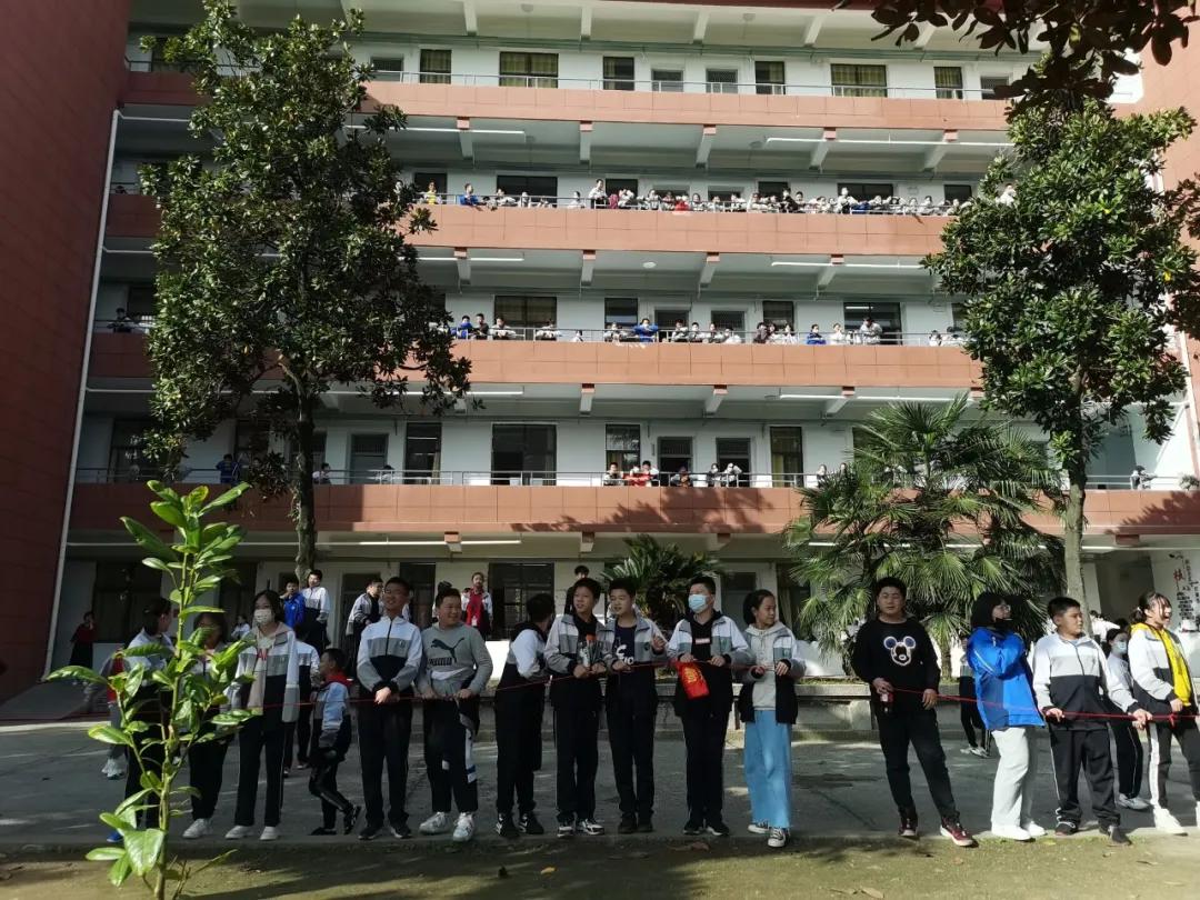 绿茵赛场，激情飞扬！首届“校长杯”校园足球赛在启黄中学举行