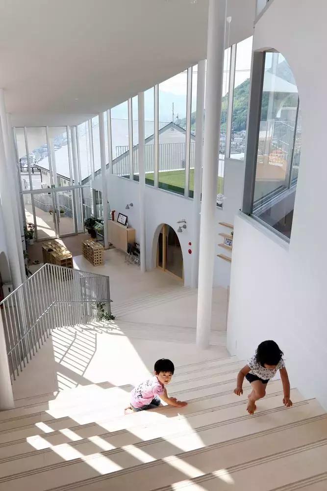 日本幼儿园户外设计效果图,斜坡幼儿园设计