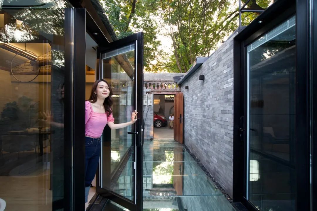 北京姑娘继承胡同老房，地板铺镜子、浴厕全透明，一个人住太爽