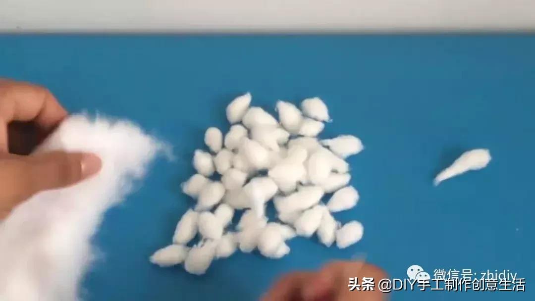 用白纸做个可爱的咩咩羊,用纸折一个可爱的小山羊