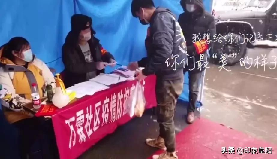 风雪中的坚守致敬一线防疫人,防疫人员路人拍摄