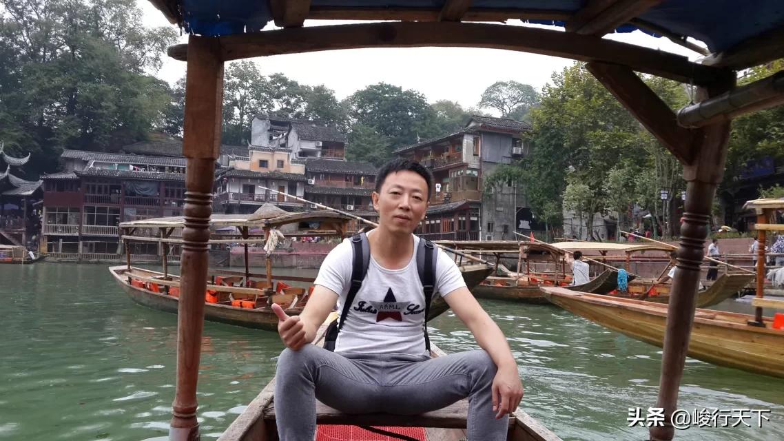 中国最美丽的小城，历经沧桑翘檐如翼的吊脚楼，缓缓流淌的沱江