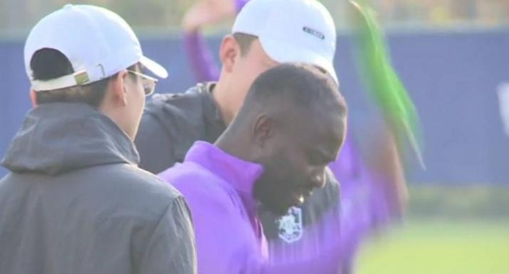 中超球星戴绿帽训练，被告知寓意后怒摔帽子，笑容逐渐僵化