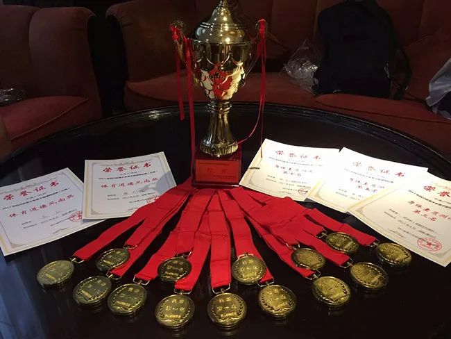 这一盘，市运会2金1银！玉林中学“硬核”篮球队，拿奖拿得手软