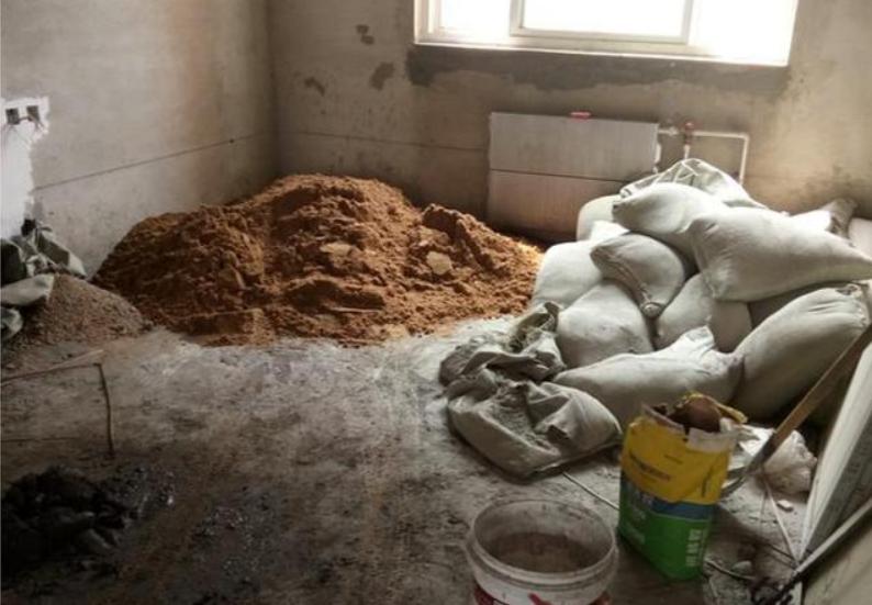 把地砖铺厚，师傅说好处很多，可当业主测量后，却说要换人