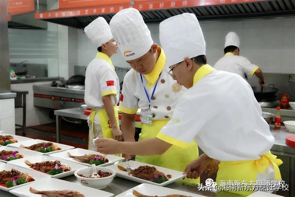 2022年厨师学费贵吗,现在学厨师的前景怎么样