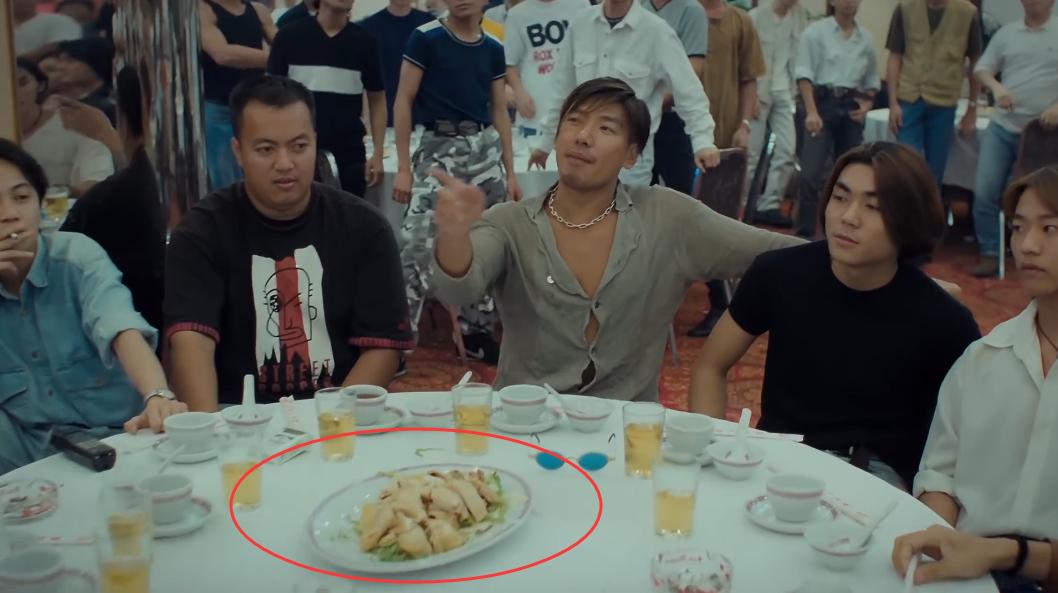 15部影视剧“名场面”，乌鸦掀桌，朱茵眨眼，她让人等了28年