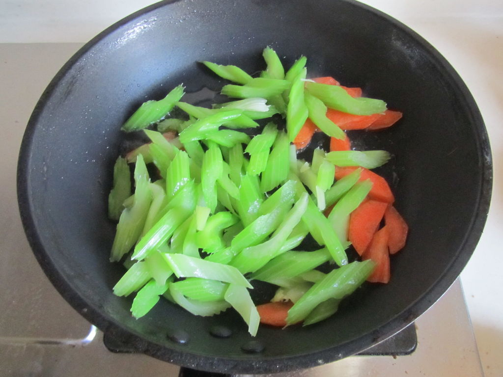 辣椒炒牛肉牛肉先焯水还是先切,青椒炒牛肉的家常做法要不要焯水