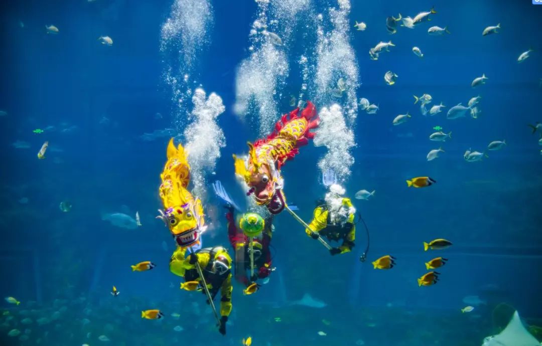 为了集五福，我用女朋友的口红写了个“福”字