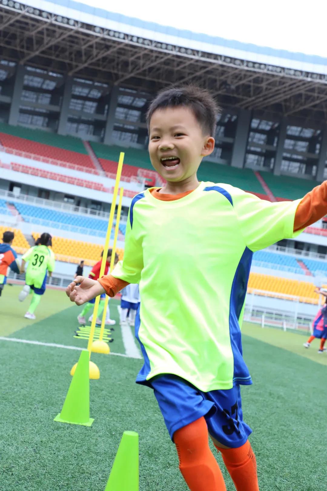聊城大学附属幼儿园足球趣味赛成功举办