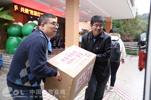 图书专线前往阿克苏胜蓝实验小学师生的这一行动温暖了整个冬天