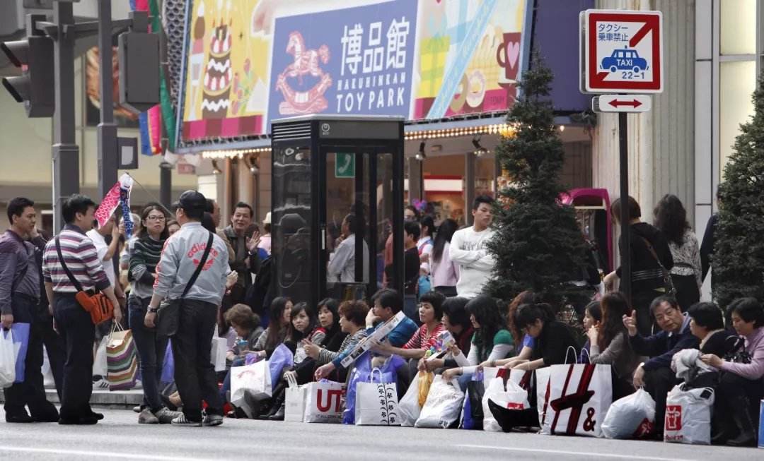 大妈旅游没素质被骂,大妈国外旅游不文明行为