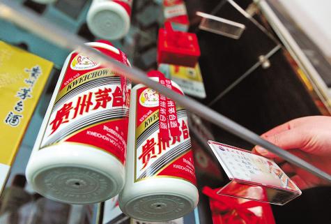 韩国大妈来中国旅游，买2瓶茅台打算结账，导游劝她看看价格