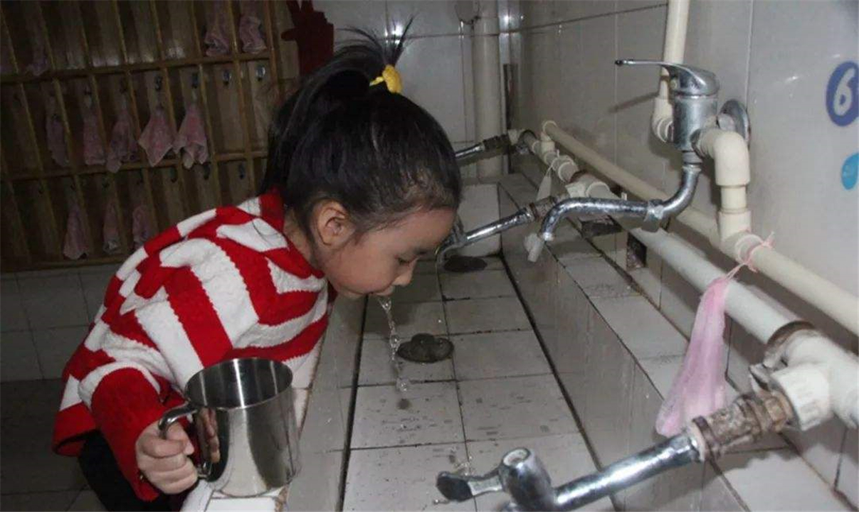 宝宝不谨慎吃了502胶水怎么办,一岁的宝宝误食502胶水