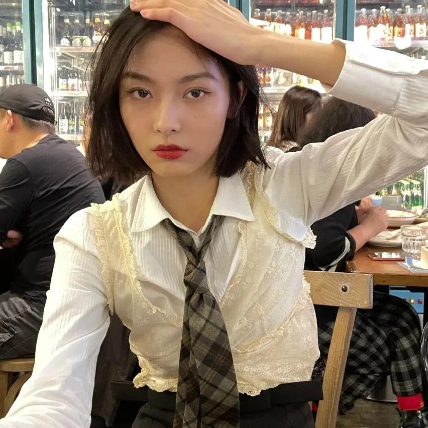 超减龄穿搭法则被杨超越狠狠拿捏,杨超越水手服穿搭