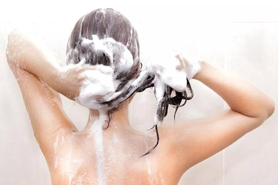 一到秋天头屑跟下雪一样,头屑多到下雪头皮又痒怎么办