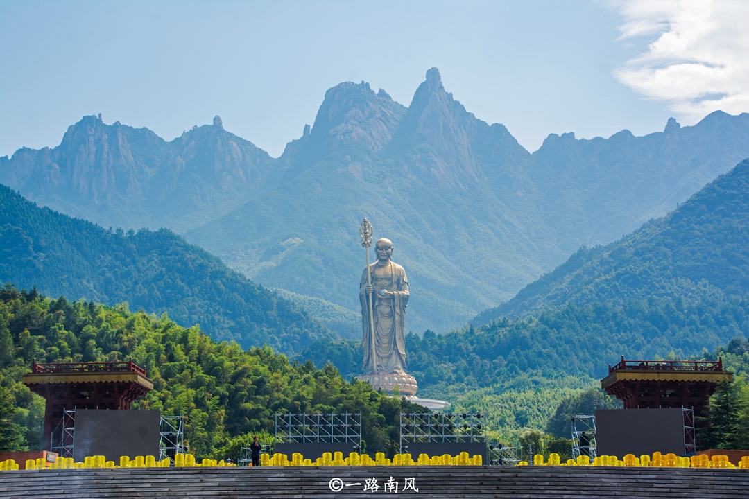 九华山是佛教圣地也是旅游景区,十大避暑名山之一安徽九华山