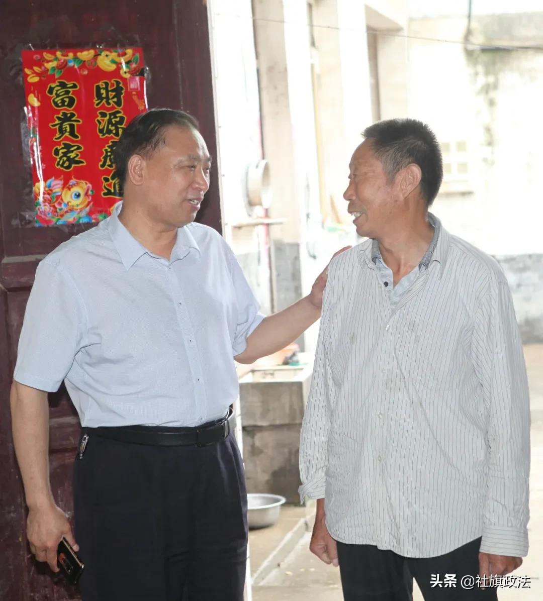 走访慰问贫困户炎炎夏日送清凉,检察院慰问扶贫驻村工作队